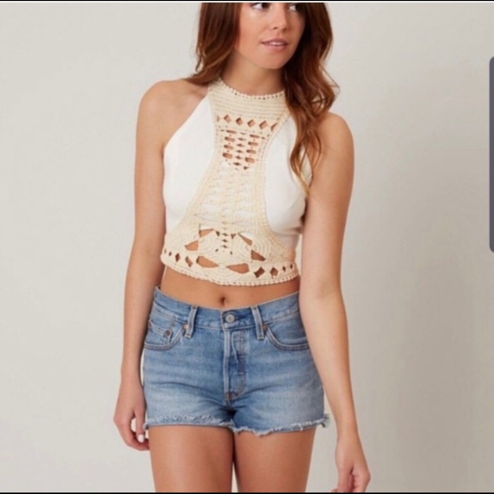 Gimmick crop crochet top